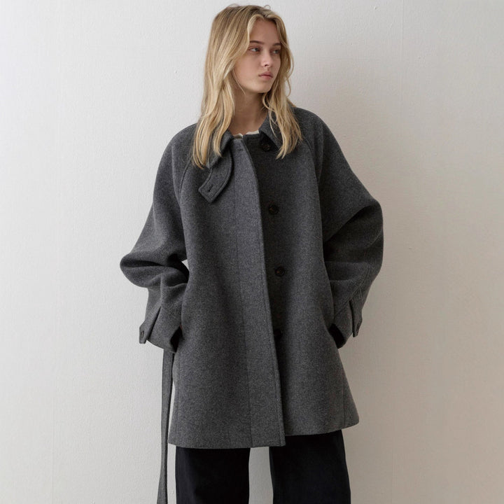 Kvinnors oversized ullkappa med hög krage och bälte Mirla-Eva Jonsson