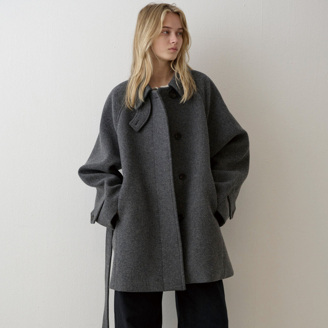 Kvinnors oversized ullkappa med hög krage och bälte Mirla-Eva Jonsson