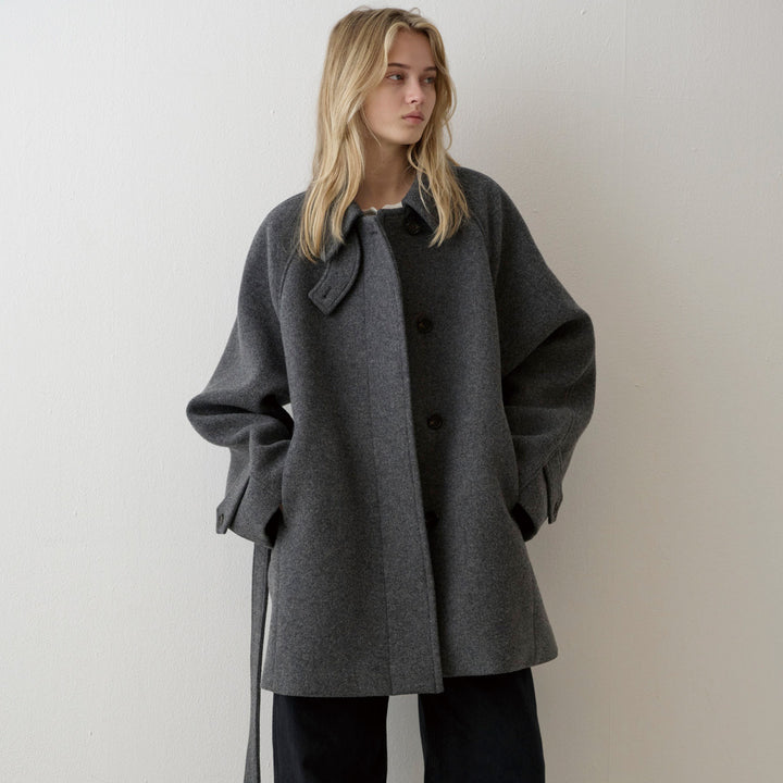 Kvinnors oversized ullkappa med hög krage och bälte Mirla-Eva Jonsson