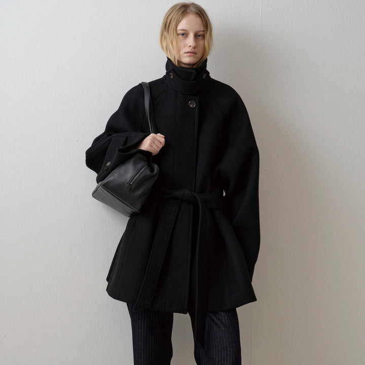Kvinnors oversized ullkappa med hög krage och bälte Mirla-Eva Jonsson