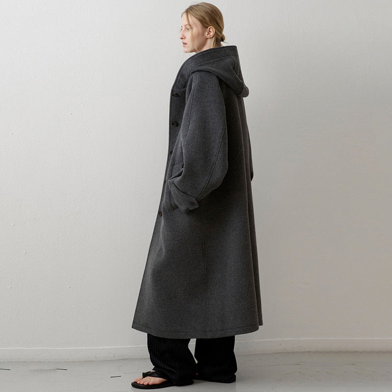 Kvinnors oversized ullkappa med huva och praktiska fickor Mirla-Eva Jonsson