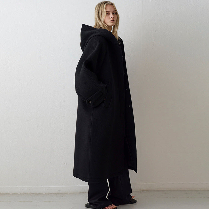 Kvinnors oversized ullkappa med huva och praktiska fickor Mirla-Eva Jonsson