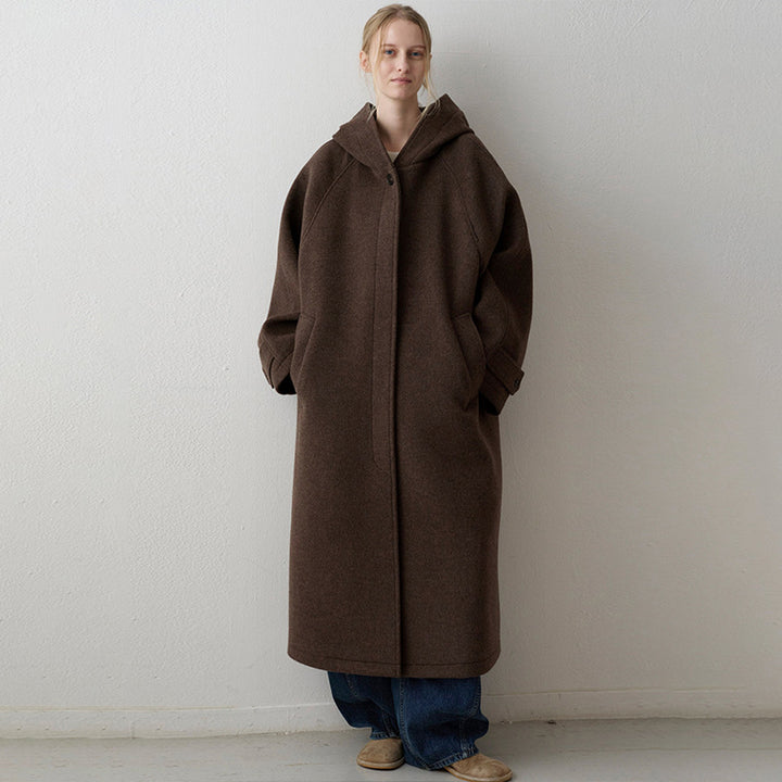 Kvinnors oversized ullkappa med huva och praktiska fickor Mirla-Eva Jonsson