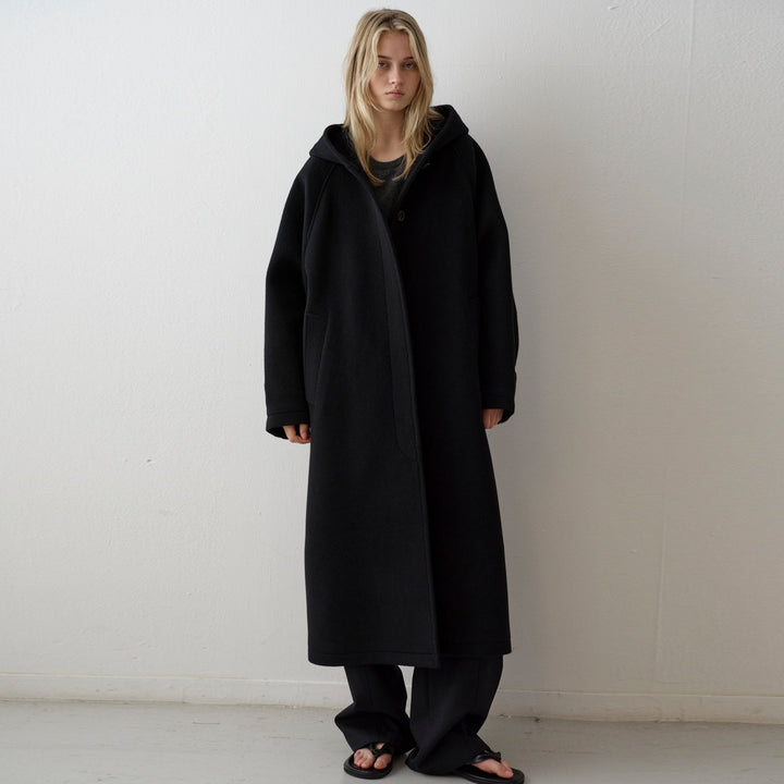 Kvinnors oversized ullkappa med huva och praktiska fickor Mirla-Eva Jonsson