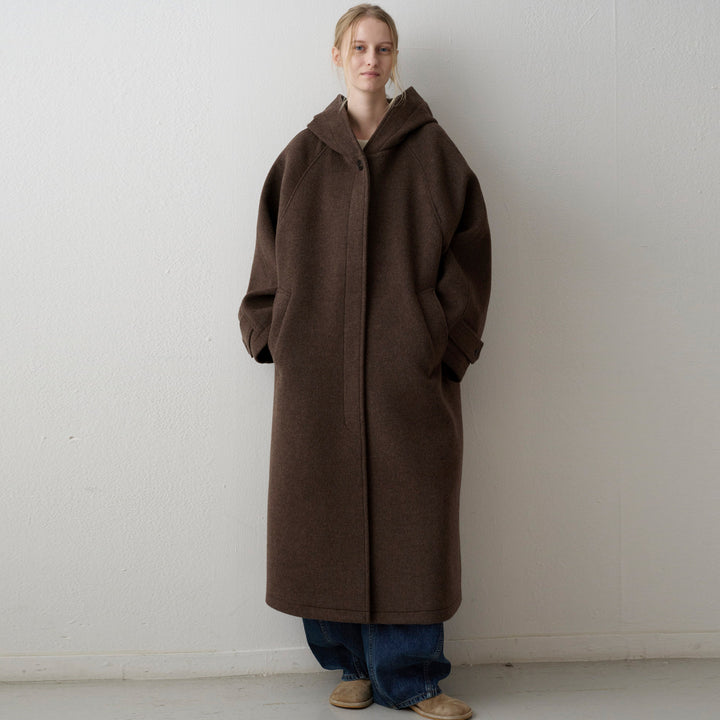 Kvinnors oversized ullkappa med huva och praktiska fickor Mirla-Eva Jonsson