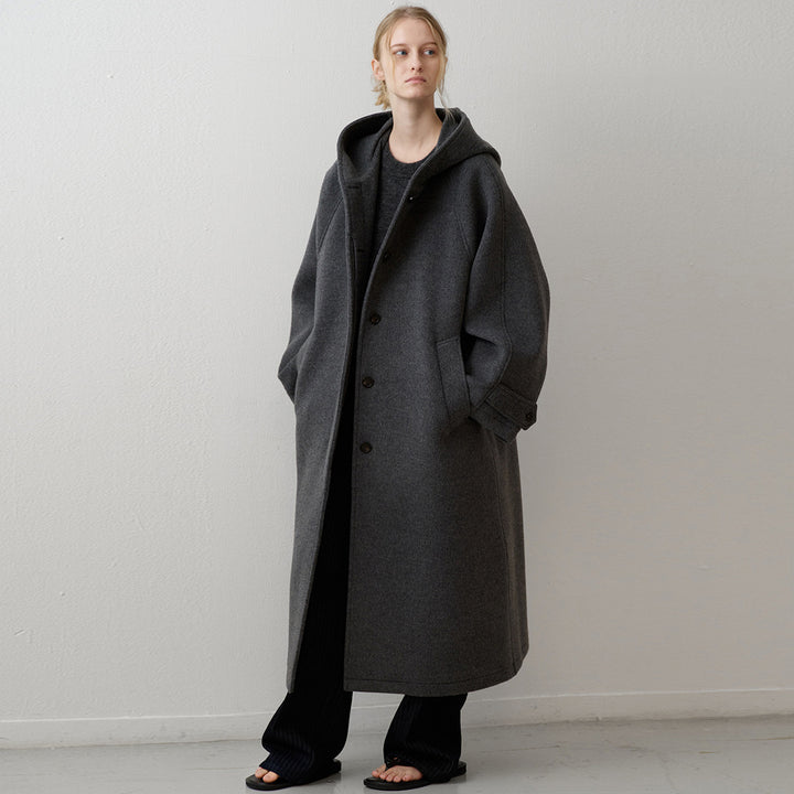 Kvinnors oversized ullkappa med huva och praktiska fickor Mirla-Eva Jonsson