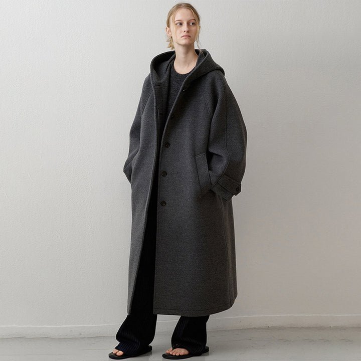 Kvinnors oversized ullkappa med huva och praktiska fickor Mirla-Eva Jonsson