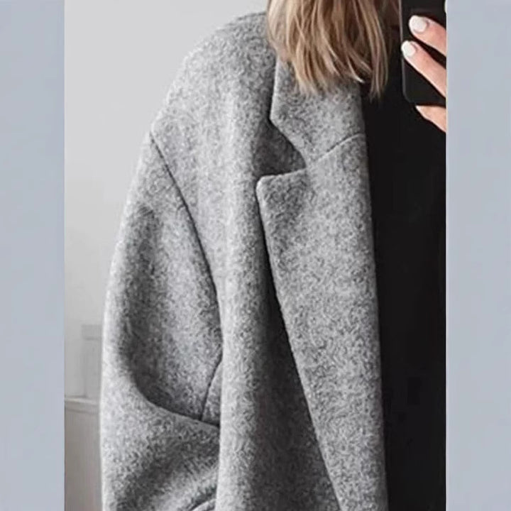 Kvinnors oversized ullrock med dubbel knäppning och elegant snitt Mirla-Eva Jonsson