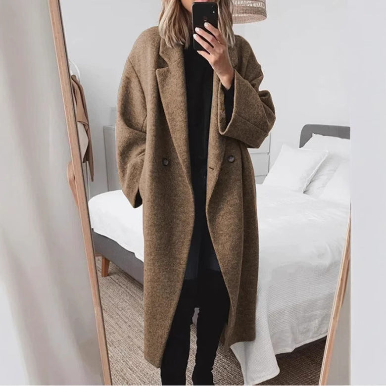 Kvinnors oversized ullrock med dubbel knäppning och elegant snitt Mirla-Eva Jonsson