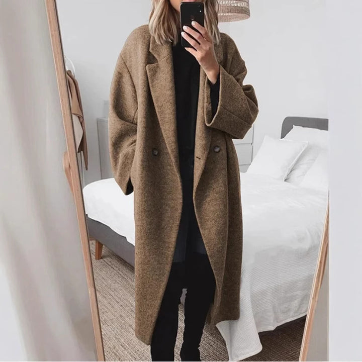Kvinnors oversized ullrock med dubbel knäppning och elegant snitt Mirla-Eva Jonsson