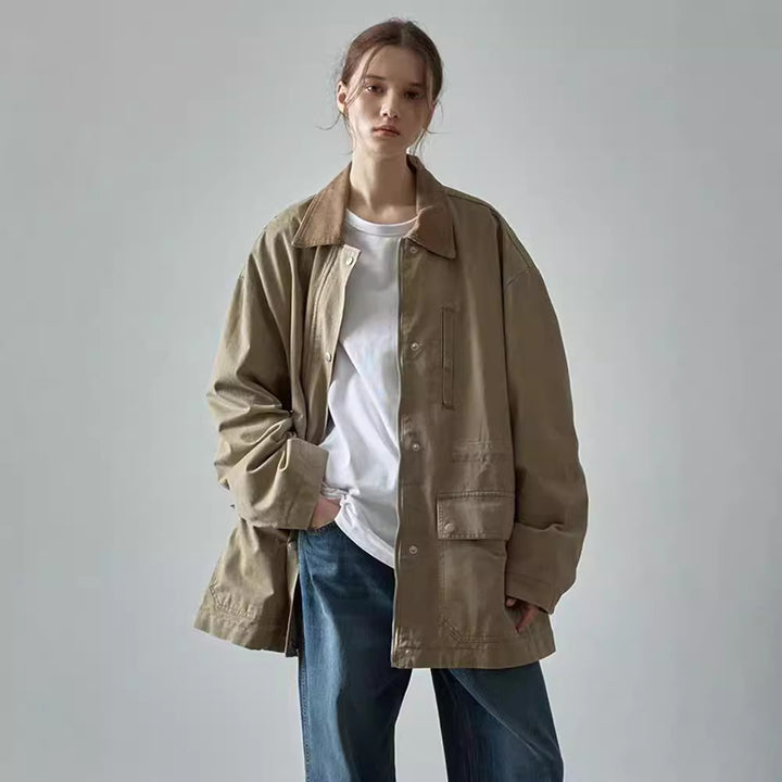 Kvinnors oversized utilityjacka med slitstarkt tyg och praktiska fickor Mirla-Eva Jonsson