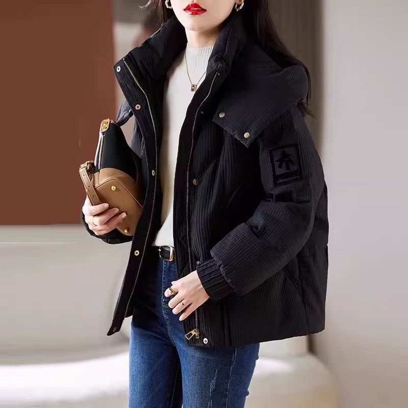 Kvinnors oversized vadderad jacka med praktisk huva design Mirla-Eva Jonsson