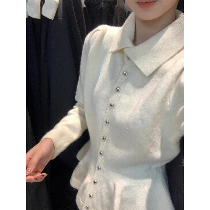 Kvinnors peplum topp tillverkad av mjuk stickad med eleganta knappar Mirla-Eva Jonsson