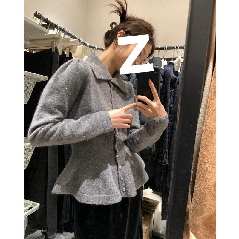 Kvinnors peplum topp tillverkad av mjuk stickad med eleganta knappar Mirla-Eva Jonsson
