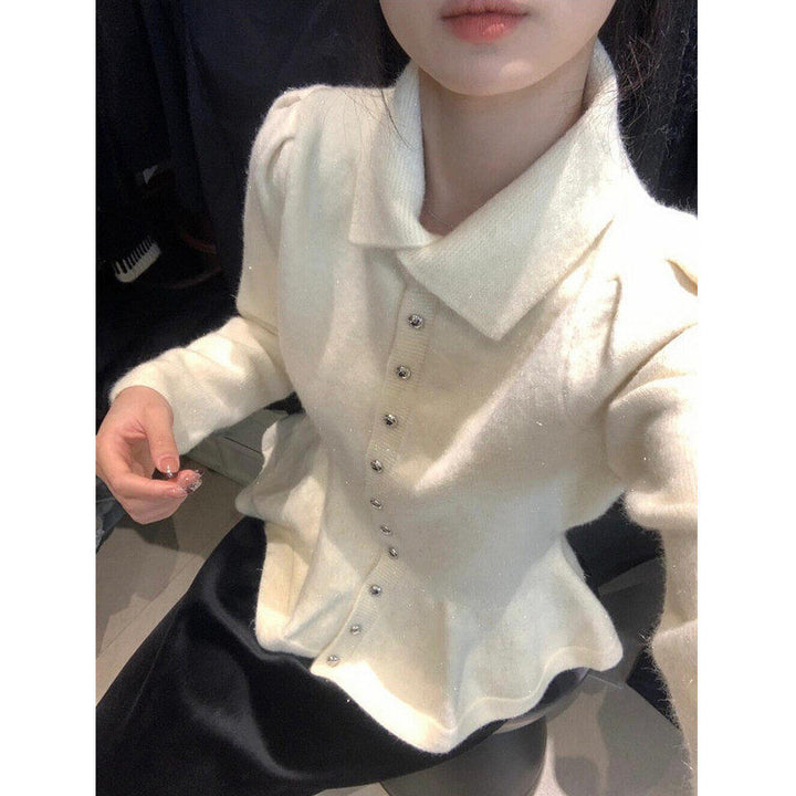 Kvinnors peplum topp tillverkad av mjuk stickad med eleganta knappar Mirla-Eva Jonsson