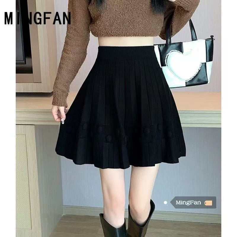 Kvinnors plisserad kjol med dekorativ struktur och knappdetaljer Mirla-Eva Jonsson