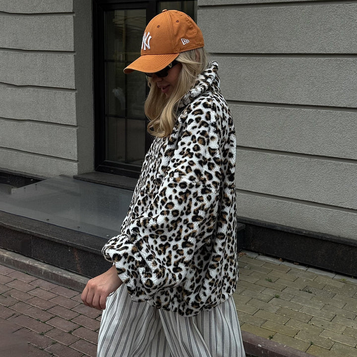 Kvinnors plysch hoodie med leopardmönster Mirla-Eva Jonsson