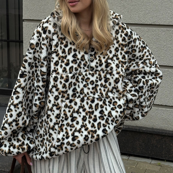 Kvinnors plysch hoodie med leopardmönster Mirla-Eva Jonsson