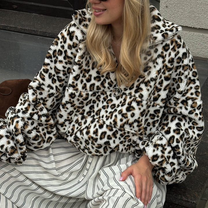 Kvinnors plysch hoodie med leopardmönster Mirla-Eva Jonsson