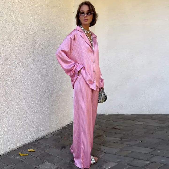 Kvinnors pyjamas-set gjort av satinbomull med eleganta ränder och en lös passform-Eva Jonsson