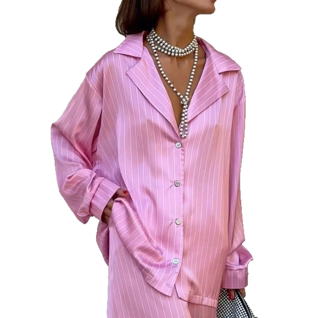Kvinnors pyjamas-set gjort av satinbomull med eleganta ränder och en lös passform-Eva Jonsson