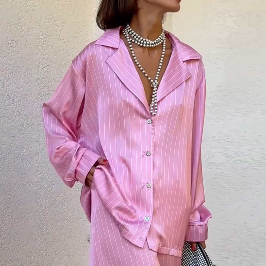 Kvinnors pyjamas-set gjort av satinbomull med eleganta ränder och en lös passform-Eva Jonsson