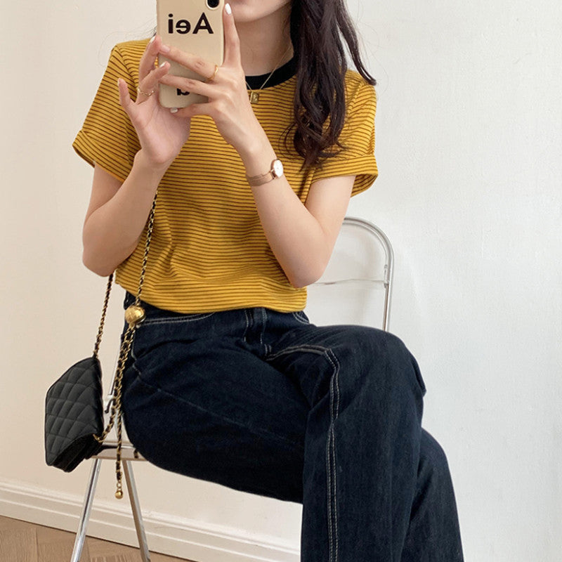 Kvinnors randig T-shirt med kontrasterande rund halsringning och bekväm passform-Eva Jonsson
