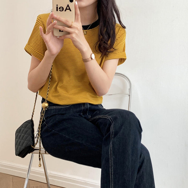 Kvinnors randig T-shirt med kontrasterande rund halsringning och bekväm passform-Eva Jonsson