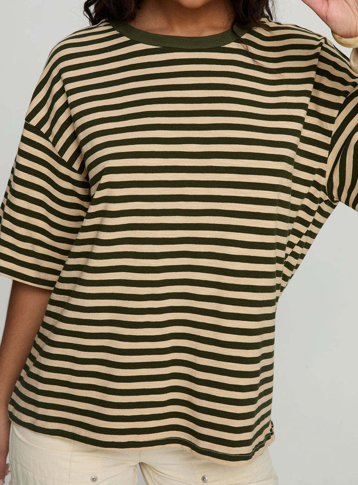 Kvinnors randig T-shirt med lös passform och rund halslinning-Eva Jonsson