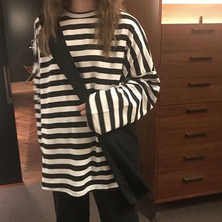 Kvinnors randig långärmad skjorta med en lös passform och moderna detaljer-Eva Jonsson