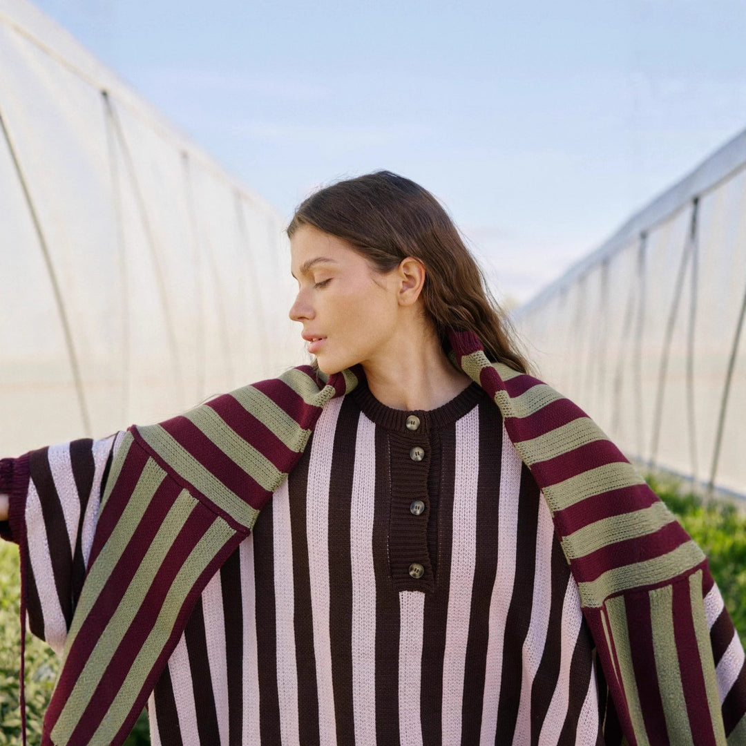 Kvinnors randig oversized tröja med knappslå och djup V-ringning Mirla-Eva Jonsson
