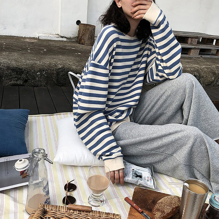 Kvinnors randig sweatshirt med en lös passform och avslappnade ärmar-Eva Jonsson