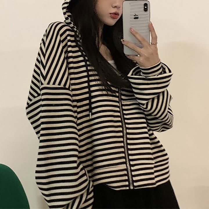 Kvinnors randig zip hoodie med en avslappnad skärning och djup krage-Eva Jonsson