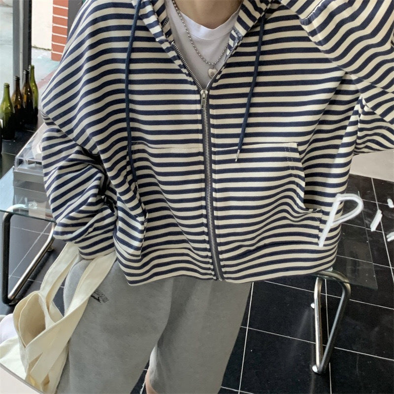 Kvinnors randig zip hoodie med en avslappnad skärning och djup krage-Eva Jonsson