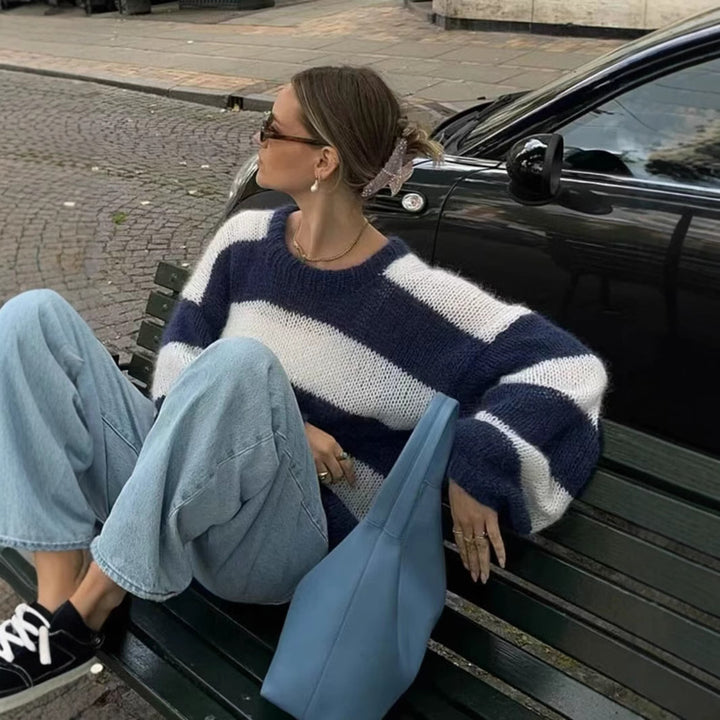 Kvinnors randiga stickade tröja med rund halsringning Mirla-Eva Jonsson