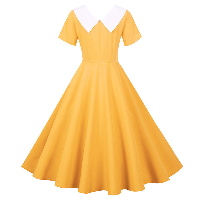 Kvinnors retro svängklänning med elegant krage och utsvängd kjol Mirla-Eva Jonsson