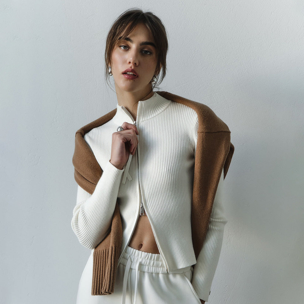 Kvinnors ribbad stickad pullover gjord av mjuk bomullsblandning med elegant snitt Mirla-Eva Jonsson