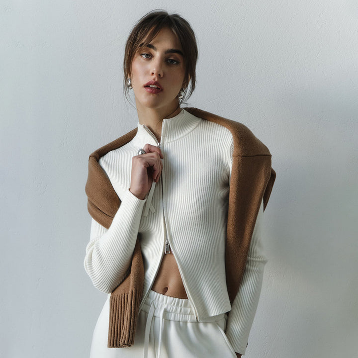 Kvinnors ribbad stickad pullover gjord av mjuk bomullsblandning med elegant snitt Mirla-Eva Jonsson