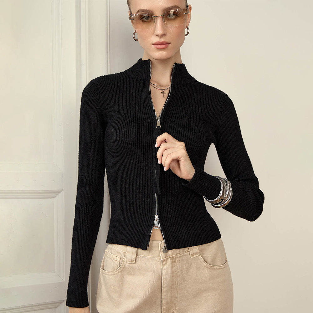 Kvinnors ribbad stickad pullover gjord av mjuk bomullsblandning med elegant snitt Mirla-Eva Jonsson