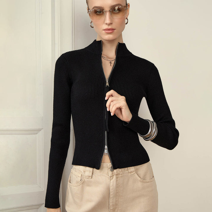 Kvinnors ribbad stickad pullover gjord av mjuk bomullsblandning med elegant snitt Mirla-Eva Jonsson