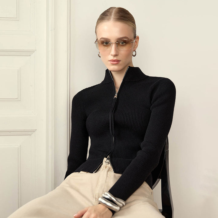 Kvinnors ribbad stickad pullover gjord av mjuk bomullsblandning med elegant snitt Mirla-Eva Jonsson