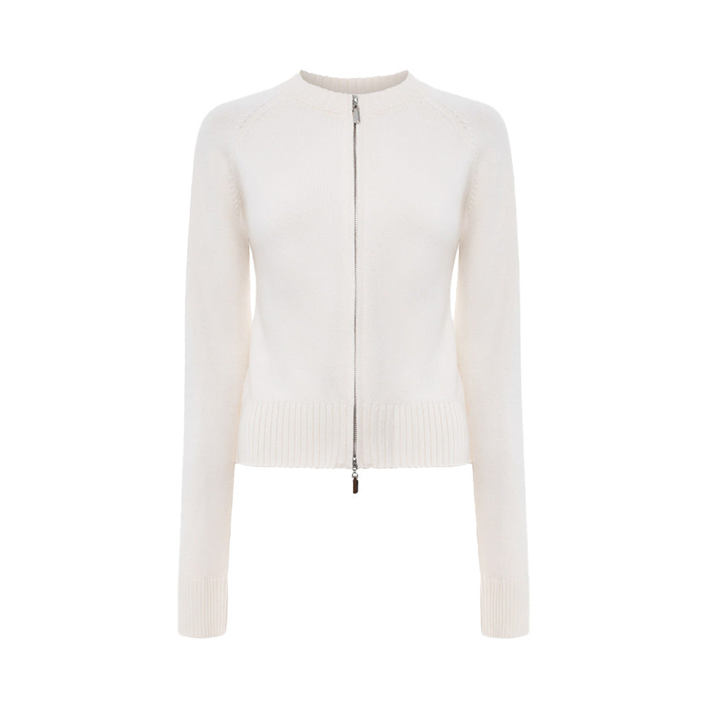 Kvinnors ribbad stickad pullover gjord av mjuk bomullsblandning med elegant snitt Mirla-Eva Jonsson