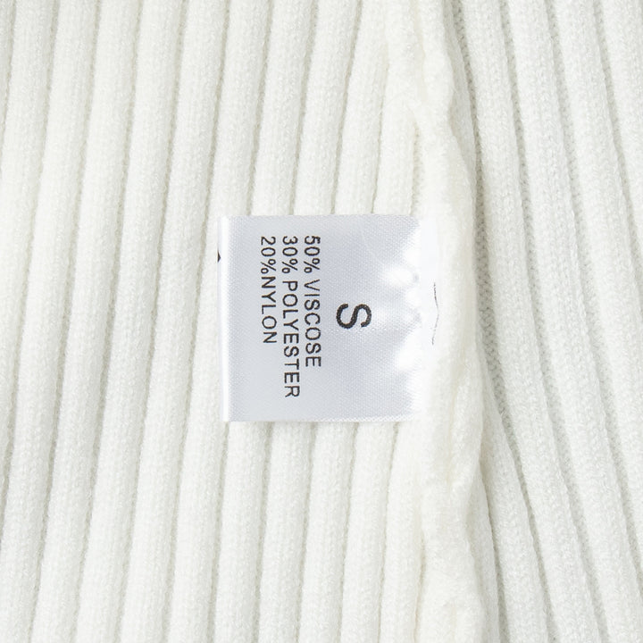 Kvinnors ribbad stickad pullover gjord av mjuk bomullsblandning med elegant snitt Mirla-Eva Jonsson