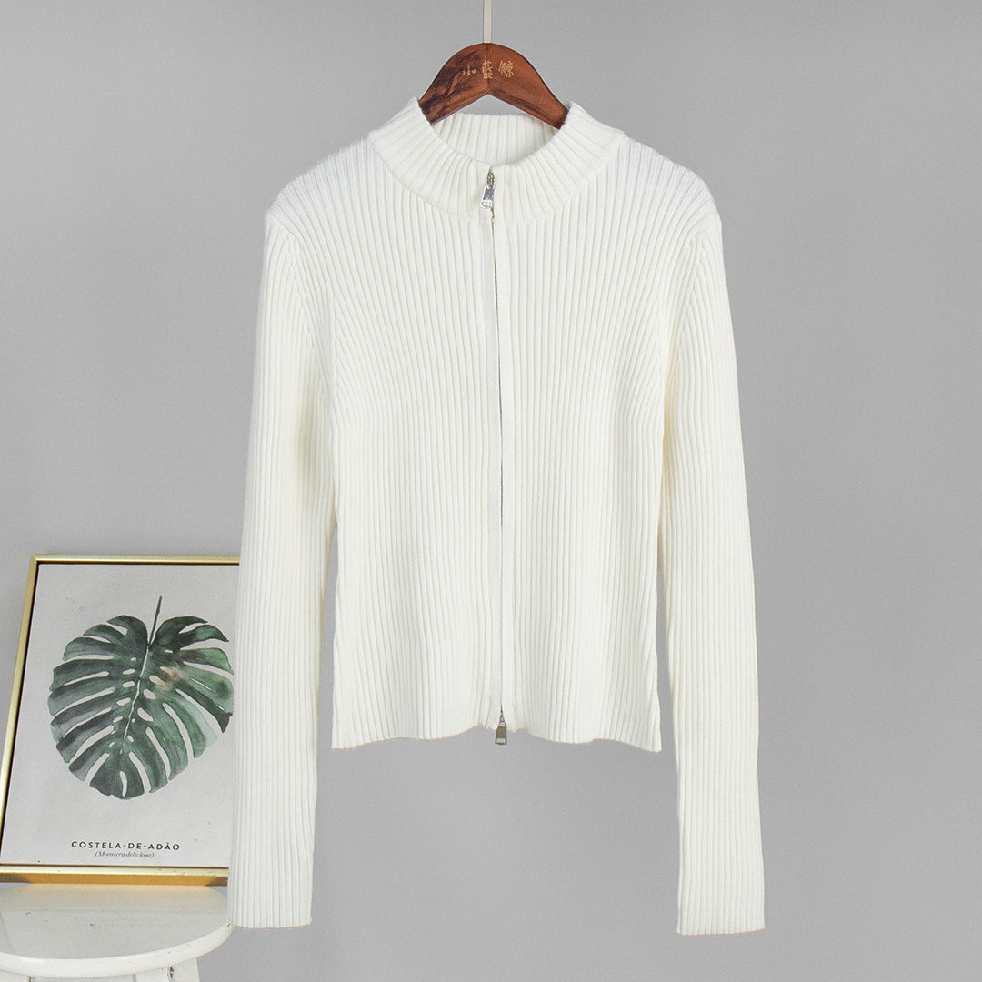 Kvinnors ribbad stickad pullover gjord av mjuk bomullsblandning med elegant snitt Mirla-Eva Jonsson