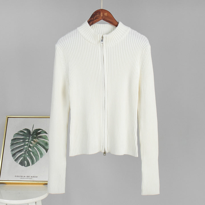 Kvinnors ribbad stickad pullover gjord av mjuk bomullsblandning med elegant snitt Mirla-Eva Jonsson