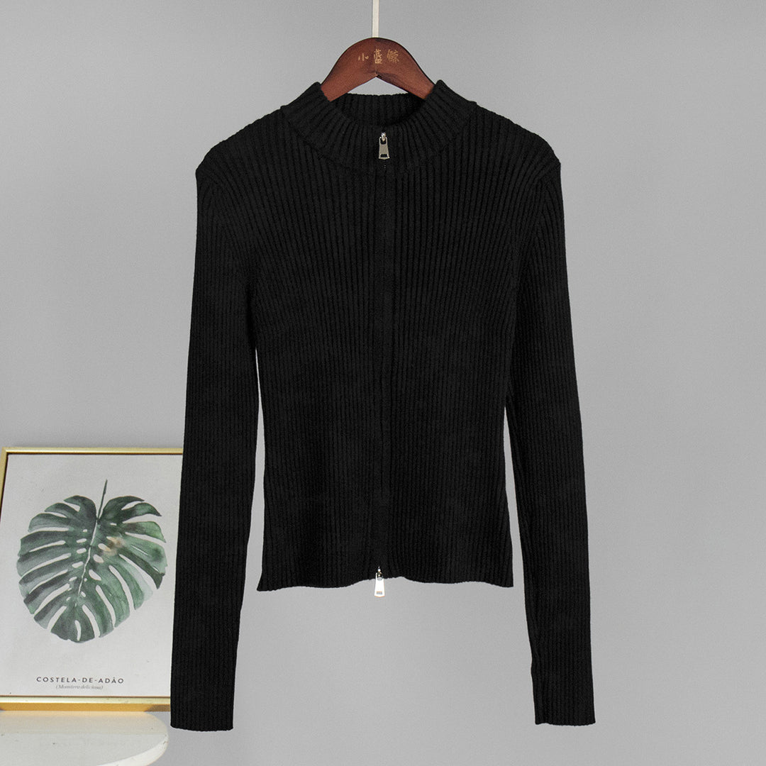 Kvinnors ribbad stickad pullover gjord av mjuk bomullsblandning med elegant snitt Mirla-Eva Jonsson