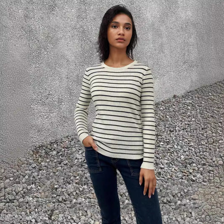 Kvinnors ribbad tröja med randig design och förlängda ärmar Mirla-Eva Jonsson