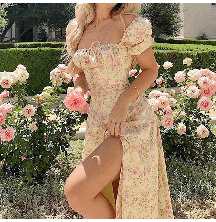 Kvinnors romantiska maxiklänning med elastiska puffärmar och delikat blommönster Mirla-Eva Jonsson