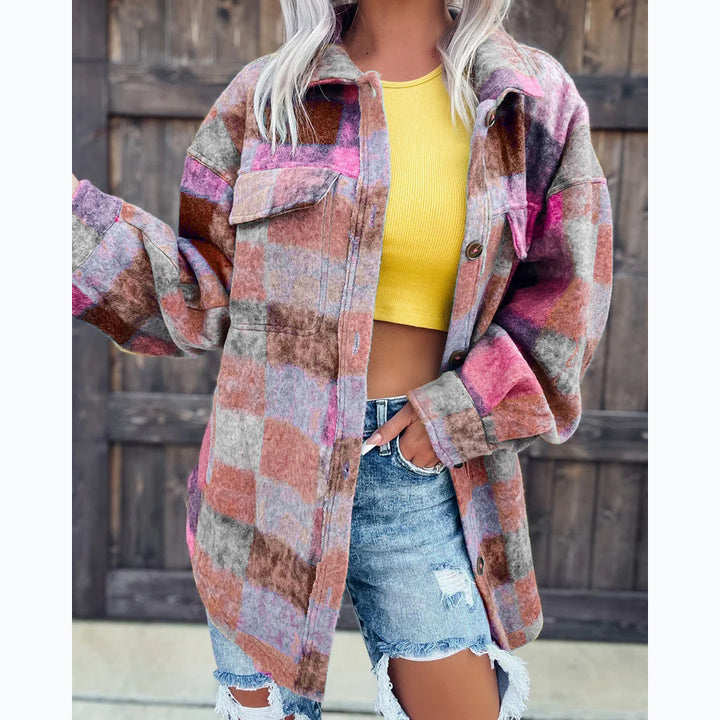 Kvinnors rutig oversized skjorta jacka tillverkad av mjukt ullmaterial med praktiska fickor Mirla-Eva Jonsson