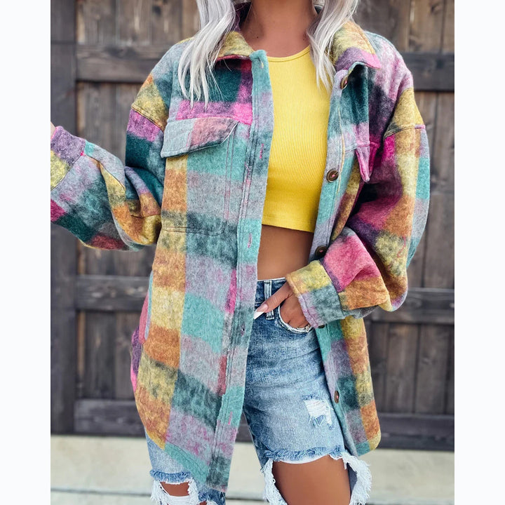 Kvinnors rutig oversized skjorta jacka tillverkad av mjukt ullmaterial med praktiska fickor Mirla-Eva Jonsson